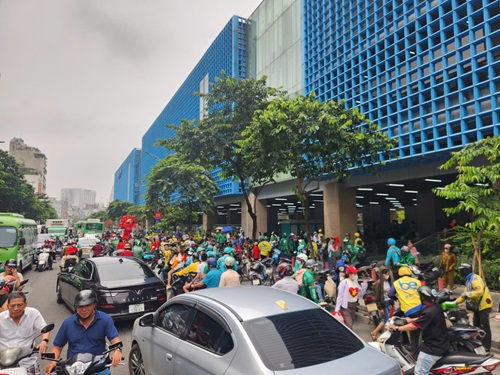 The sharp increase in the number of tourists caused Yen Nghia station to "combat", motorbike taxi drivers surrounded Cat Linh station. Photo: Minh Hanh