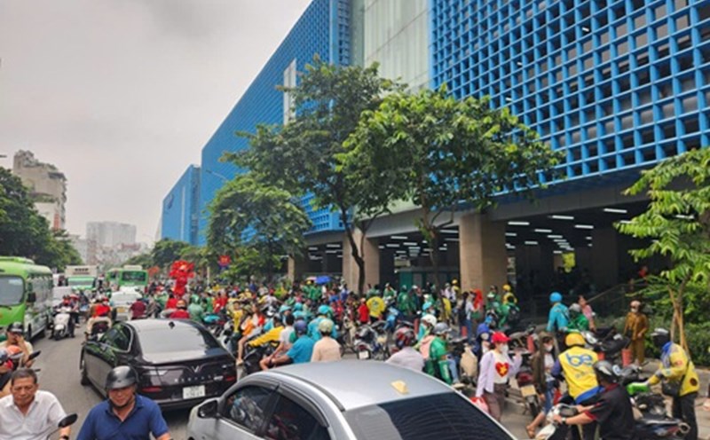 The sharp increase in the number of tourists caused Yen Nghia station to "combat", motorbike taxi drivers surrounded Cat Linh station. Photo: Minh Hanh