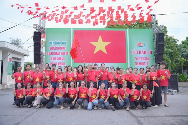 띠엔흥 주식회사 간부 직원 노동자들이 9월 2일 국경일을 기념하고 있습니다. 사진: 투투이