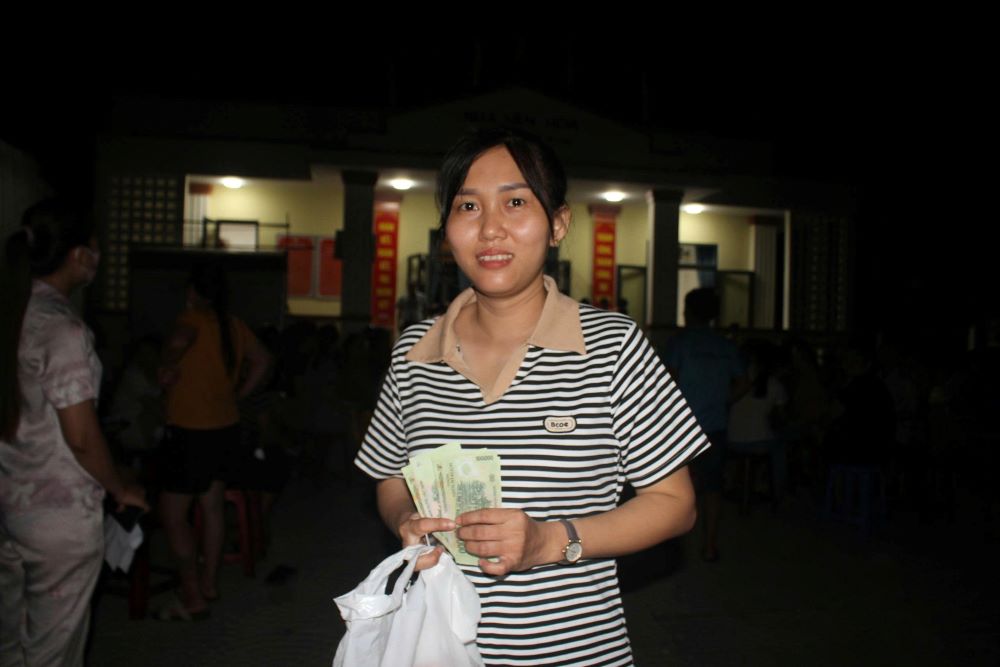 Phuong Hoa Khanh phat qua den 23h cho nguoi dan. Anh: Thanh Huyen