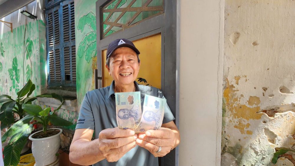 9月2日の建国記念日の贈り物を受け取ったダナン市民の輝かしい喜び。写真:Tran Thi