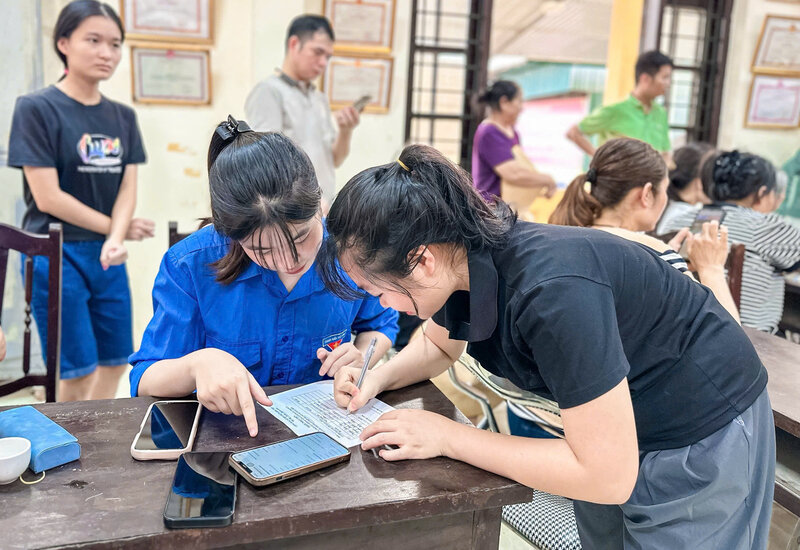 Thanh nien 126 xa, phuong dong hanh cung nhan dan nhan qua Tet Doc lap 2.9. Anh: Phu Thao