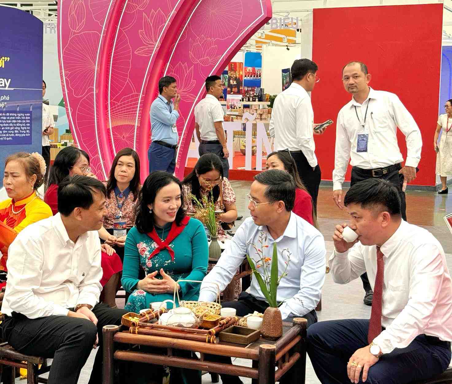 Leaders of the Nghe An Department of Culture, Sports and Tourism introduced the specialty of Uncle Ho's lotus tea to visitors to the exhibition. Photo: Ngoc Anh