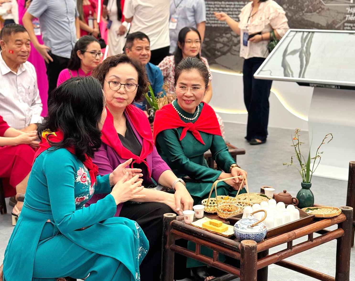 Pho Bi thu Tinh uy, Chu tich UBMTTQVN tinh, Truong Doan Dai bieu Quoc hoi tinh Nghe An Vo Thi Minh Sinh cung thuong tra voi khach tham quan tai trien lam. Anh: Ngoc Anh
