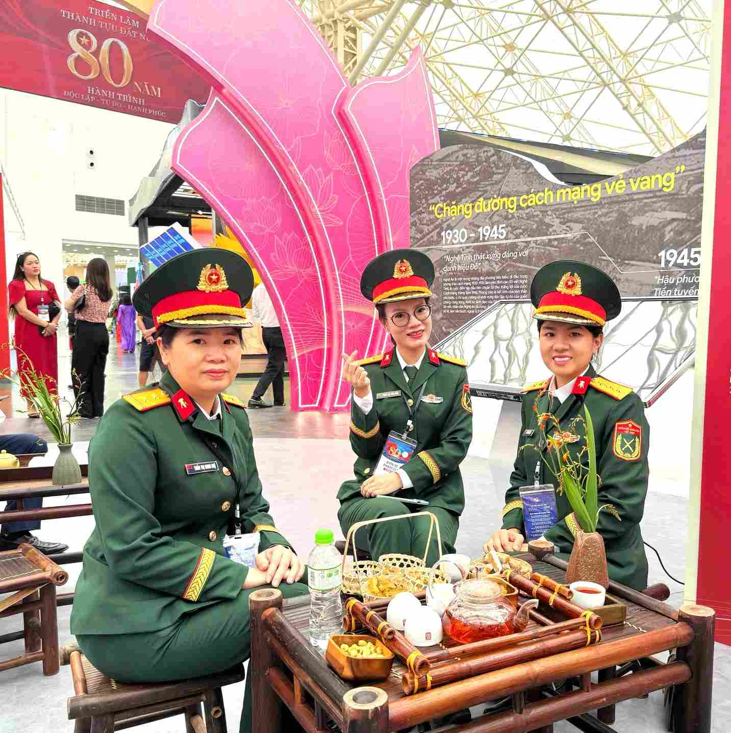 Cac dai bieu luc luong vu trang thuong thuc tra sen que Bac Ho tai trien lam. Anh: Ngoc Anh