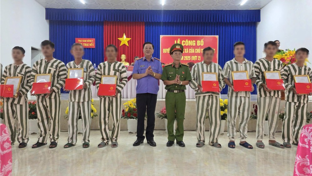 Leaders of Canal 7 Prison and An Giang Provincial Procuracy presented amnesty decisions and vocational training certificates to prisoners who were granted amnesty. Photo: Van Vu
