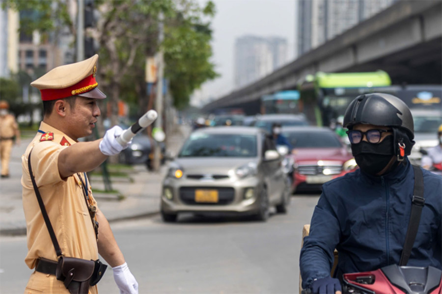 People pay attention to traffic diversion plans in Hanoi to move smoothly. Photo: To The