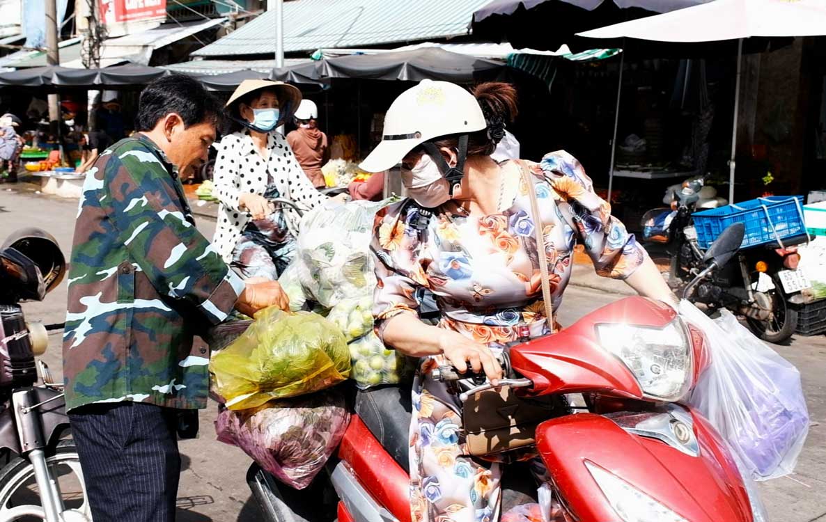 Di cho som trong ngay nghi le, ba Nguyen Thi Danh (phuong Ninh Kieu), cho biet: “. “Dip le nen toi muon doi khau vi cho ca nha, chuyen sang an hai san. Toi thay o cho, hang hoa da dang, tu tom, cua, ca, muc... loai nao cung tuoi ngon. Gia ca khong chenh lech nhieu so voi ngay thuong nen toi co the yen tam mua sam”, ba Danh chia se.