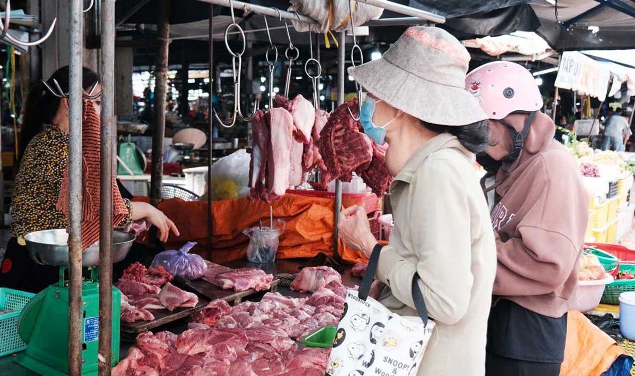 Di cho som trong ngay nghi le, ba Nguyen Thi Danh (phuong Ninh Kieu), cho biet: “Hang hoa o cho kha da dang, tu tom, cua, ca, muc... den cac loai rau cu qua deu tuoi ngon. Gia ca khong chenh lech nhieu so voi ngay thuong nen toi co the yen tam mua sam”.