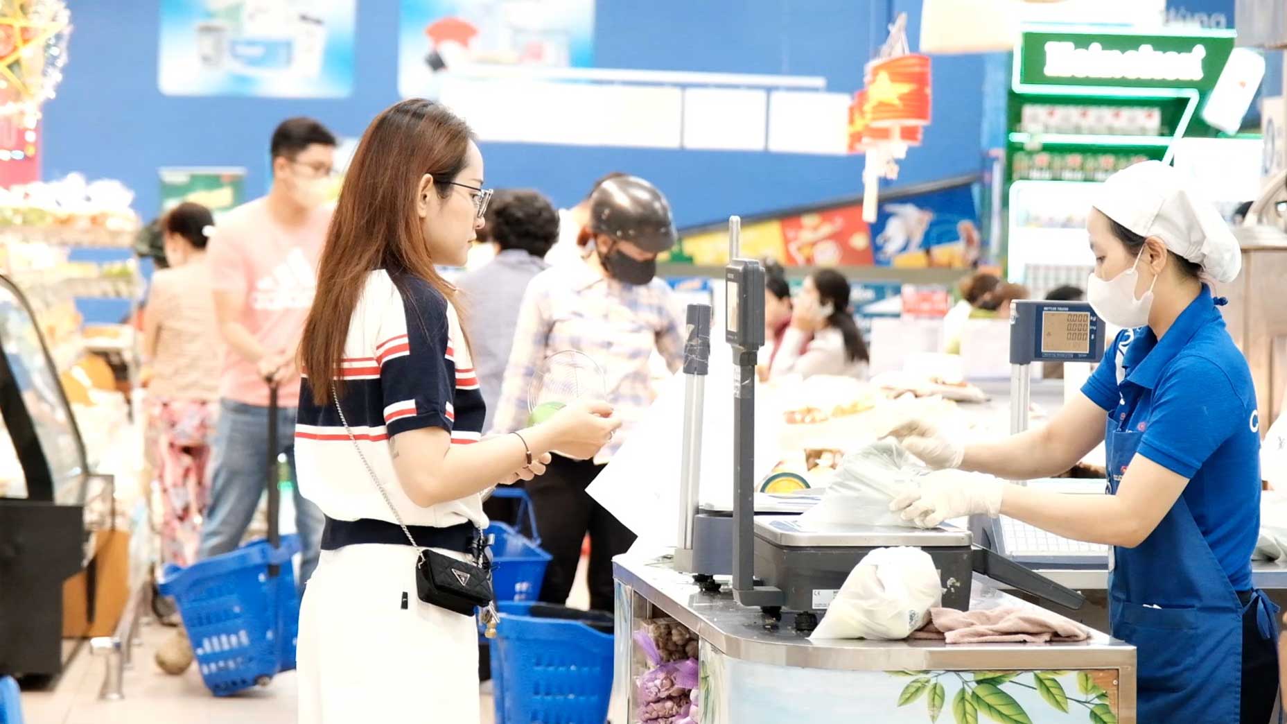 Ba Dang Ngoc Uyen Phuong - Pho Giam doc sieu thi Co.op Mart Can Tho - thong tin, theo du bao cua don vi, dip le 2.9, nhu cau mua sam cua khach hang se tang tu 50% tro len trong cac ngay cao diem. De dam bao cung ung day du, sieu thi da chu dong du tru luong hang hoa tang so voi cung ky, tu thuc pham tuoi song den cac nguon hang khac.