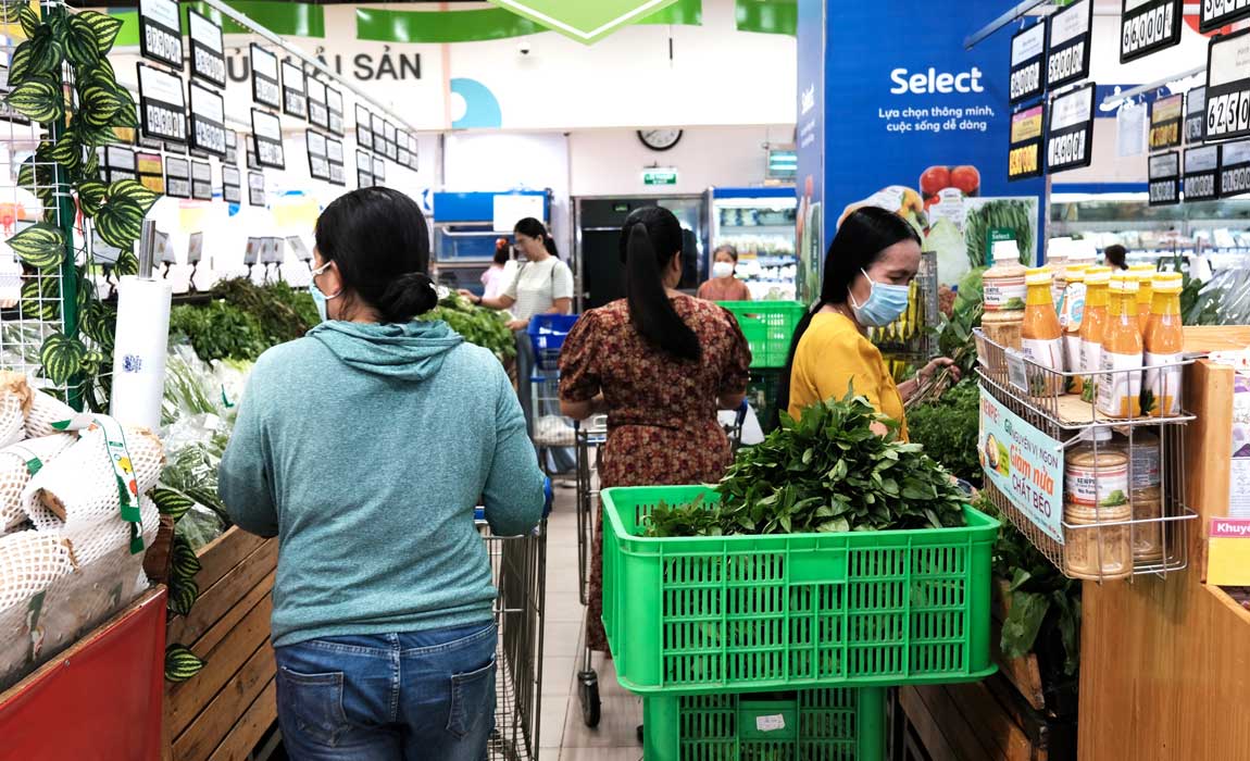 Lua chon sieu thi la diem den mua sam quen thuoc dip le, chi Nguyen Dan Thanh (phuong Ninh Kieu), chia se: “Ngoai thit heo, cac loai thuc pham tuoi song khac tai sieu thi cung duoc khuyen mai. Vi vay, toi tranh thu san sale de vua co do an ngon lai vua tiet kiem duoc mot khoan dang ke trong may ngay nghi le”.