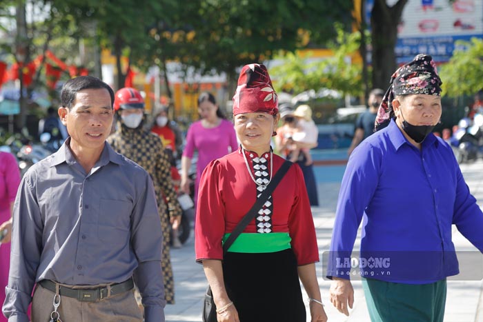 La familia de la Sra. Ca Thi Bien (camiseta roja comuna de Muong Phang provincia de Dien Bien) visita los sitios historicos durante el Tet Doc lap. Foto: Quang Dat