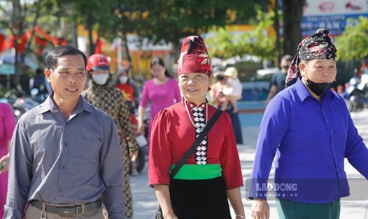 Gia đình bà Cà Thị Biên (áo đỏ, xã Mường Phăng, tỉnh Điện Biên) tham quan các điểm di tích lịch sử dịp Tết Độc lập. Ảnh: Quang Đạt