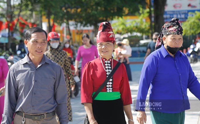 The family of Ms. Ca Thi Bien (red shirt, Muong Phang commune, Dien Bien province) visited historical sites during the National Day. Photo: Quang Dat