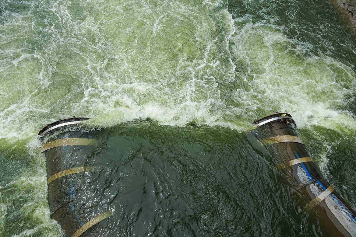 The To Lich River water has less stench, and is clear again. Photo: Huu Vu