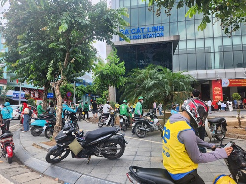 Hanoi urban railway and buses increase trips and hours to serve people watching parades and parades. Photo: Minh Hanh