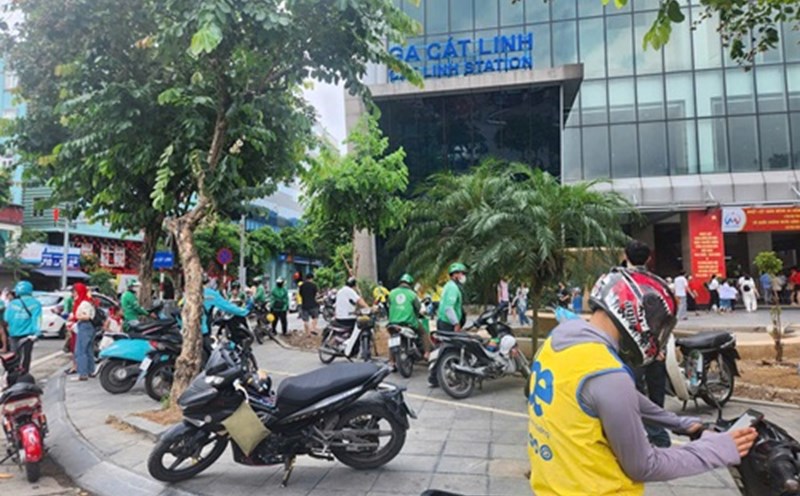 Hanoi urban railway and buses increase trips and hours to serve people watching parades and parades. Photo: Minh Hanh