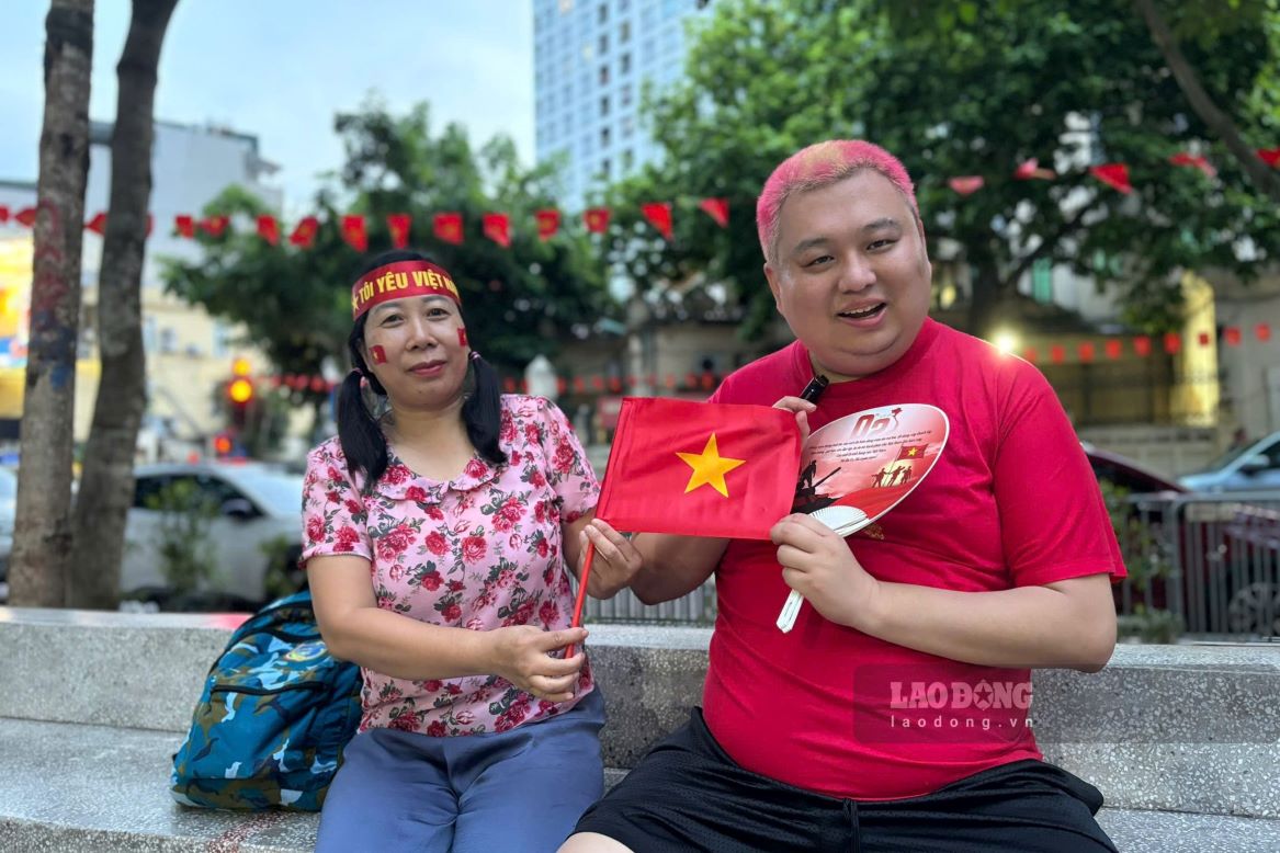 Dragon Kim chup anh giao luu cung nguoi dan Viet trong luc xep hang cho xem dieu binh. Anh: Nguyen Dat