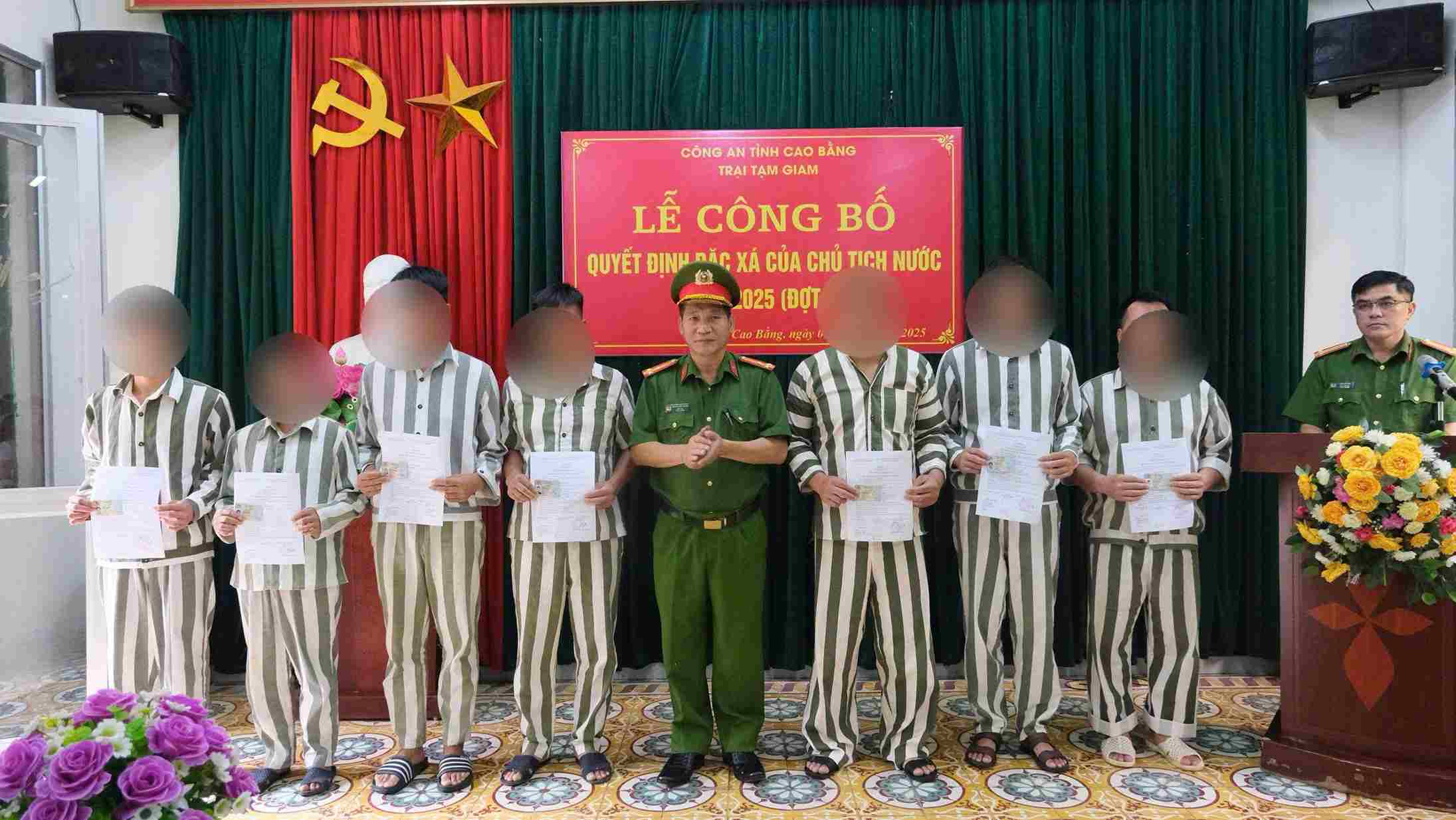 Leaders of the Detention Center - Cao Bang Provincial Police presented the President's special pardon Decision in 2025 (phase 2) and Identification Cards to 14 prisoners. Photo: Cao Bang Police