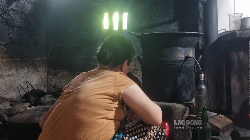 Nguoi me tan tat van mong con viet tiep giac mo giang duong. Anh: Lam Thanh