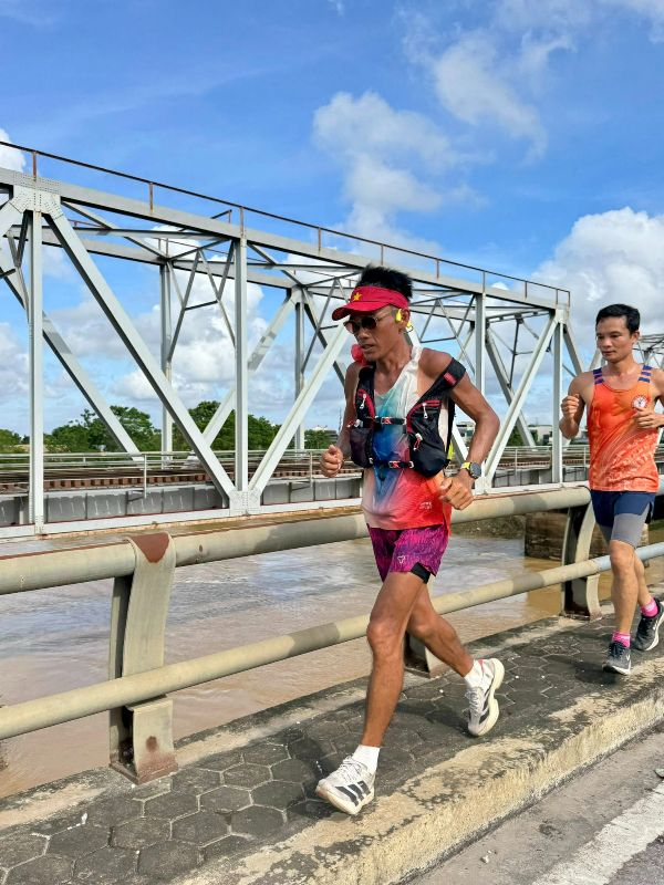 Anh Long trong ngay 18 cua hanh trinh chay xuyen Viet ra thu do Ha Noi. Anh: Nhan vat cung cap