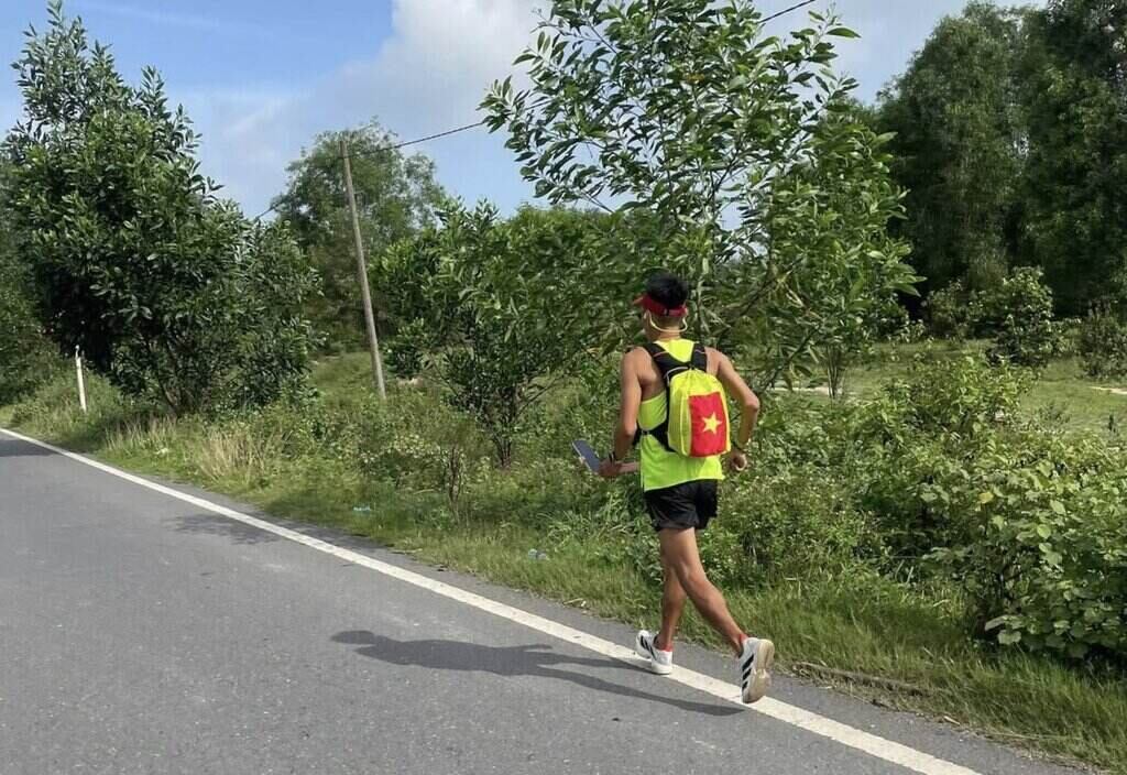 Mr. Long spent the first day running across Vietnam with a distance of 77km. Photo: Character provided