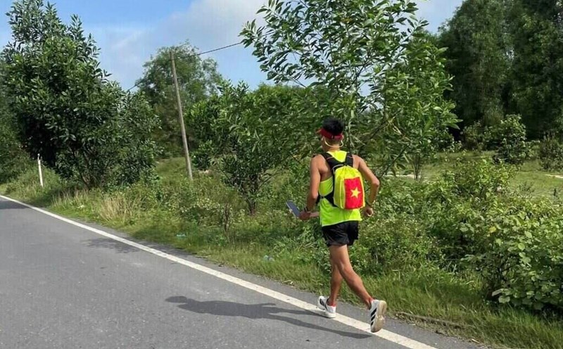 Mr. Long spent the first day running across Vietnam with a distance of 77km. Photo: Character provided