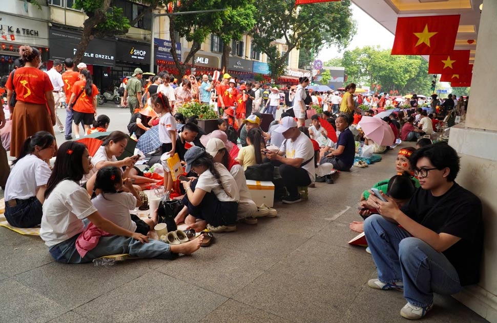 Theo ghi nhan, vao khoang 12 gio trua ngay 1.9, doc tuyen Pho Hang Bai, Trang Tien tro nen dong duc, nhieu nguoi dan co mat tu som de xep hang cho xem dieu binh ngay 2.9.