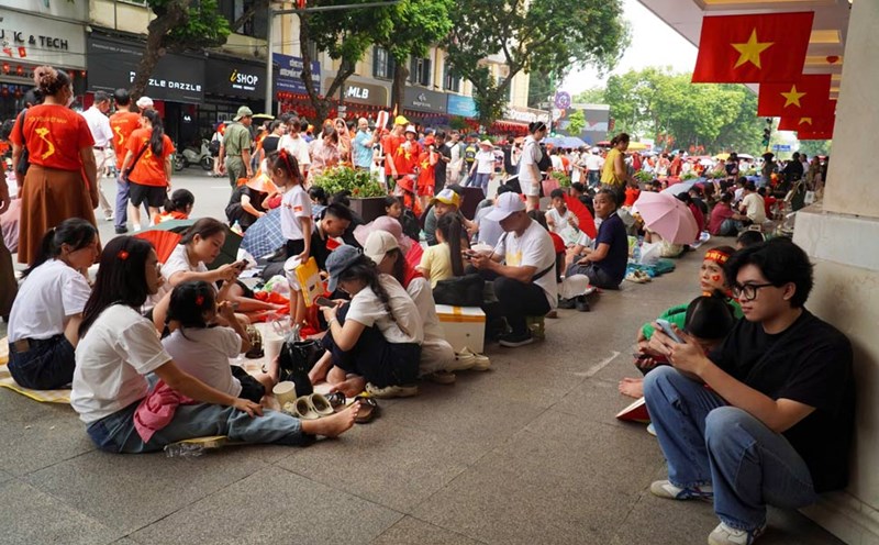 Despite the hot weather, people eat and sleep on the spot waiting for the parade from noon on September 1