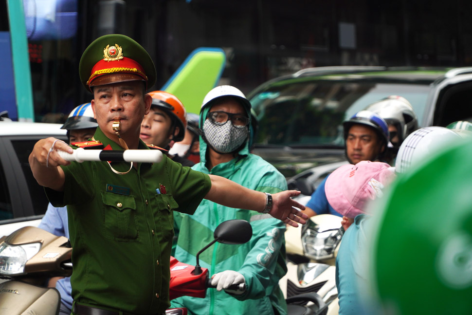 Ngay lap tuc luc luong chuc nang da co mat, lien tuc dieu tiet de nhanh chong on dinh giao thong trong khu vuc.
