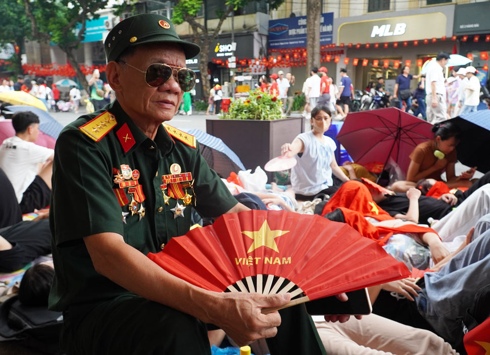 Du da gan 80 tuoi nhung ong Le Hai Luu van khong giau duoc niem hao huc khi cung con chau co mat tai Pho di bo (Hoan Kiem) tu som de cho xem doan dieu binh, dieu hanh. Ong chia se, day khong chi la mot su kien trong dai cua dat nuoc ma con la dip de the he tre trong gia dinh cam nhan khong khi thieng lieng cua ngay Quoc khanh. Nhin cac chau mang co hoa, ong bay to niem tu hao ve truyen thong dan toc va mong rang ky uc dac biet nay se khac sau trong tam tri cac con, cac chau. Ong ky vong chuong trinh ngay mai se dien ra thanh cong, mang lai niem vui, tieng cuoi va tinh than doan ket, de moi gia dinh, trong do co gia dinh ong, deu cam thay tu hao va gan bo hon voi To quoc.