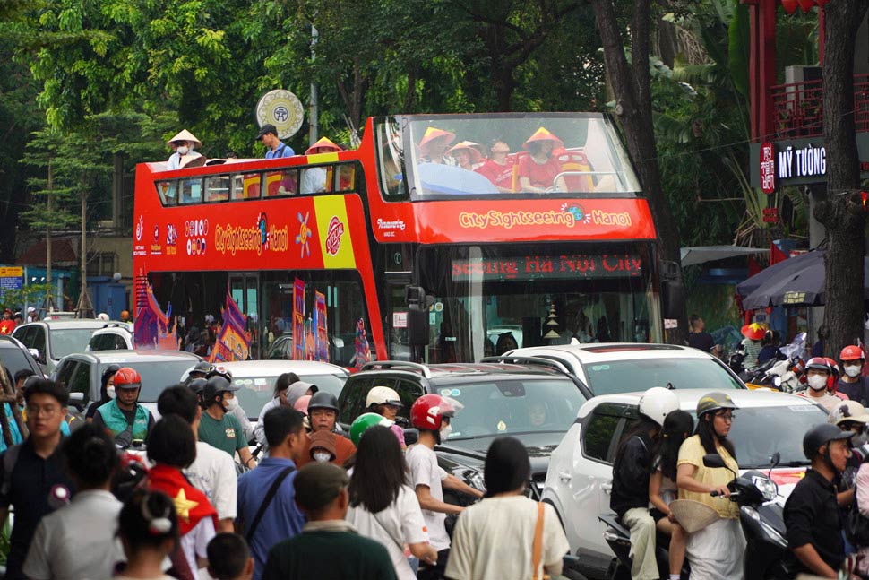 Nhieu phuong tien phai cho hang gio moi co the di chuyen duoc qua khu vuc nay.