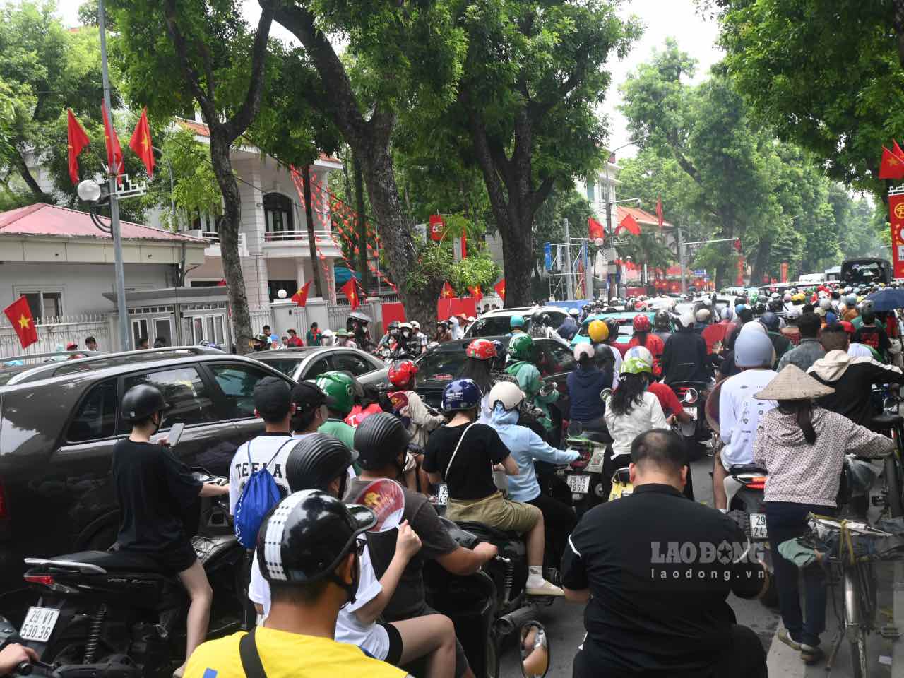 Xe co “nhuc nhich” tung chut tren tuyen pho Le Hong Phong (TP Ha Noi). Anh: Thanh Nhan