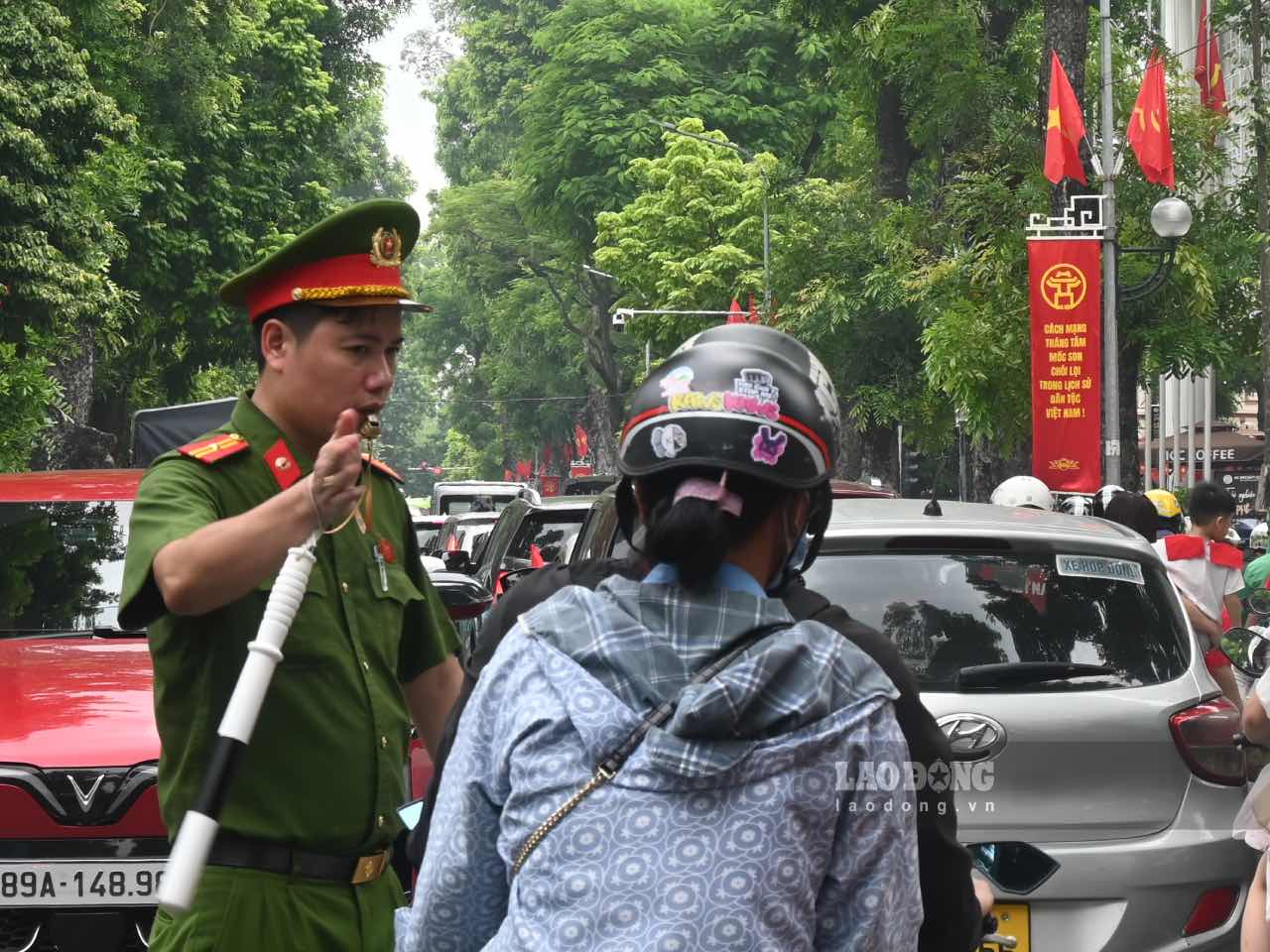 Luc luong Cong an cua TP Ha Noi cang minh dieu tiet tren pho Le Hong Phong. Anh: Thanh Nhan