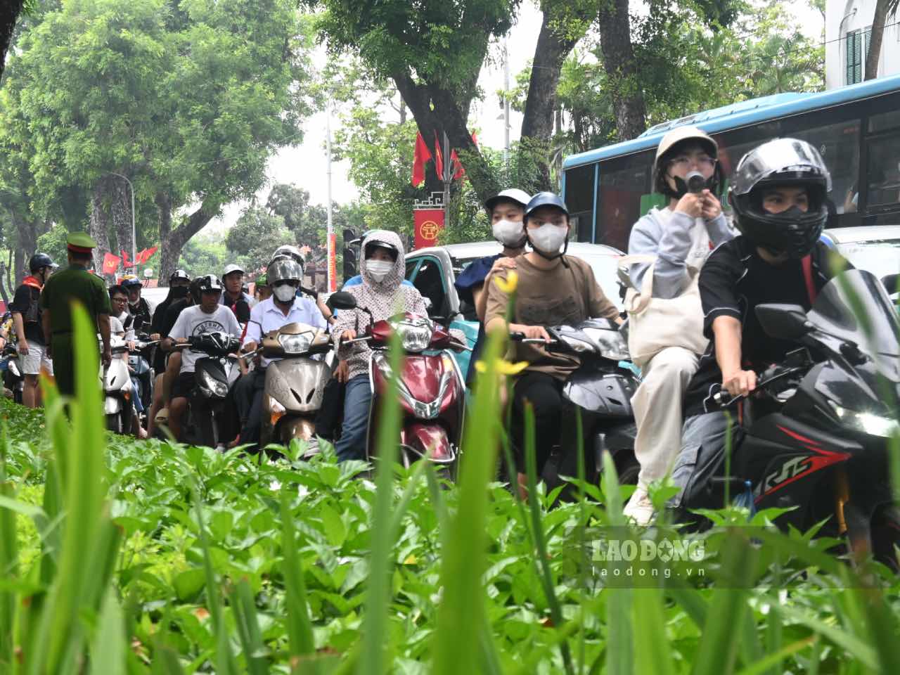 Nguoi dan met moi di chuyen giua dong phuong tien dong dac trua ngay 1.9.2025.