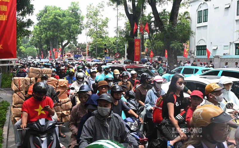 Vehicles inched forward on Le Hong Phong Street (Hanoi City). Photo: Thanh Nhan