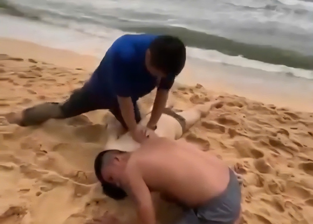 Pre-scue the drowning victims in the sea of residential area 7 Duong Dong (in particular Phu Quoc area). Photo: Reader