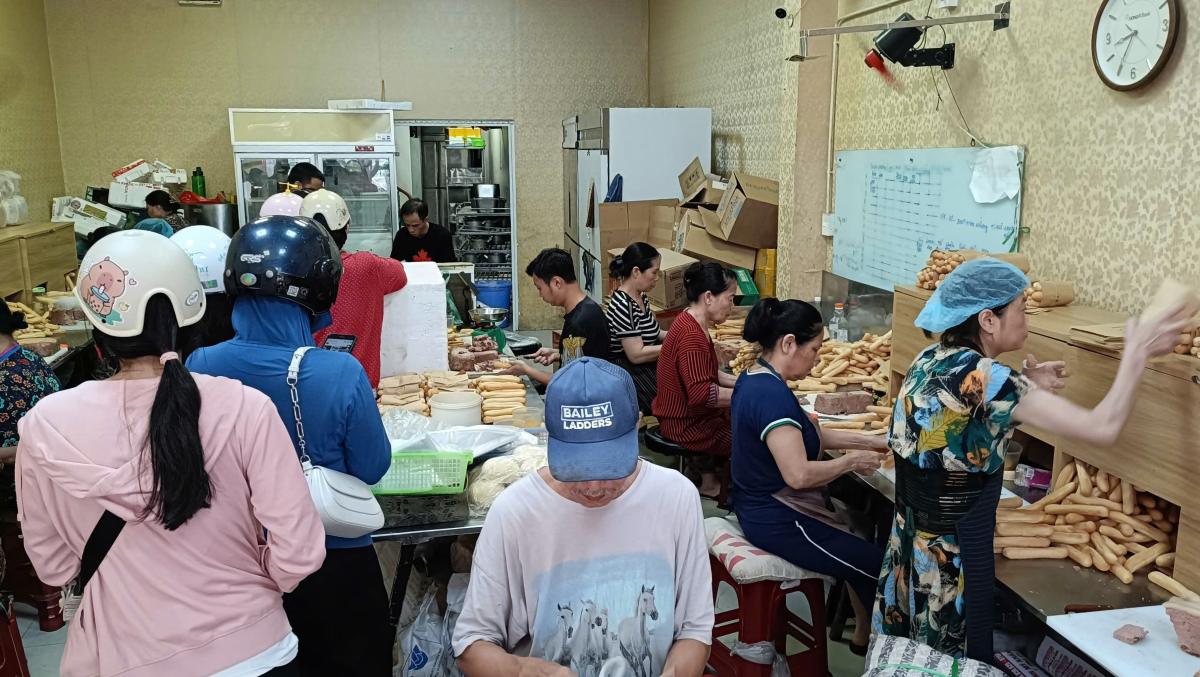 Khach xep hang cho mua banh mi, pa te. Ảnh: Mai Dung