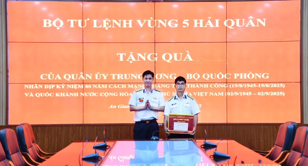 El Comando de la Region Naval 5 organizo la entrega de regalos del Comite Militar Central del Ministerio de Defensa Nacional a los militares. Foto: Van Dinh