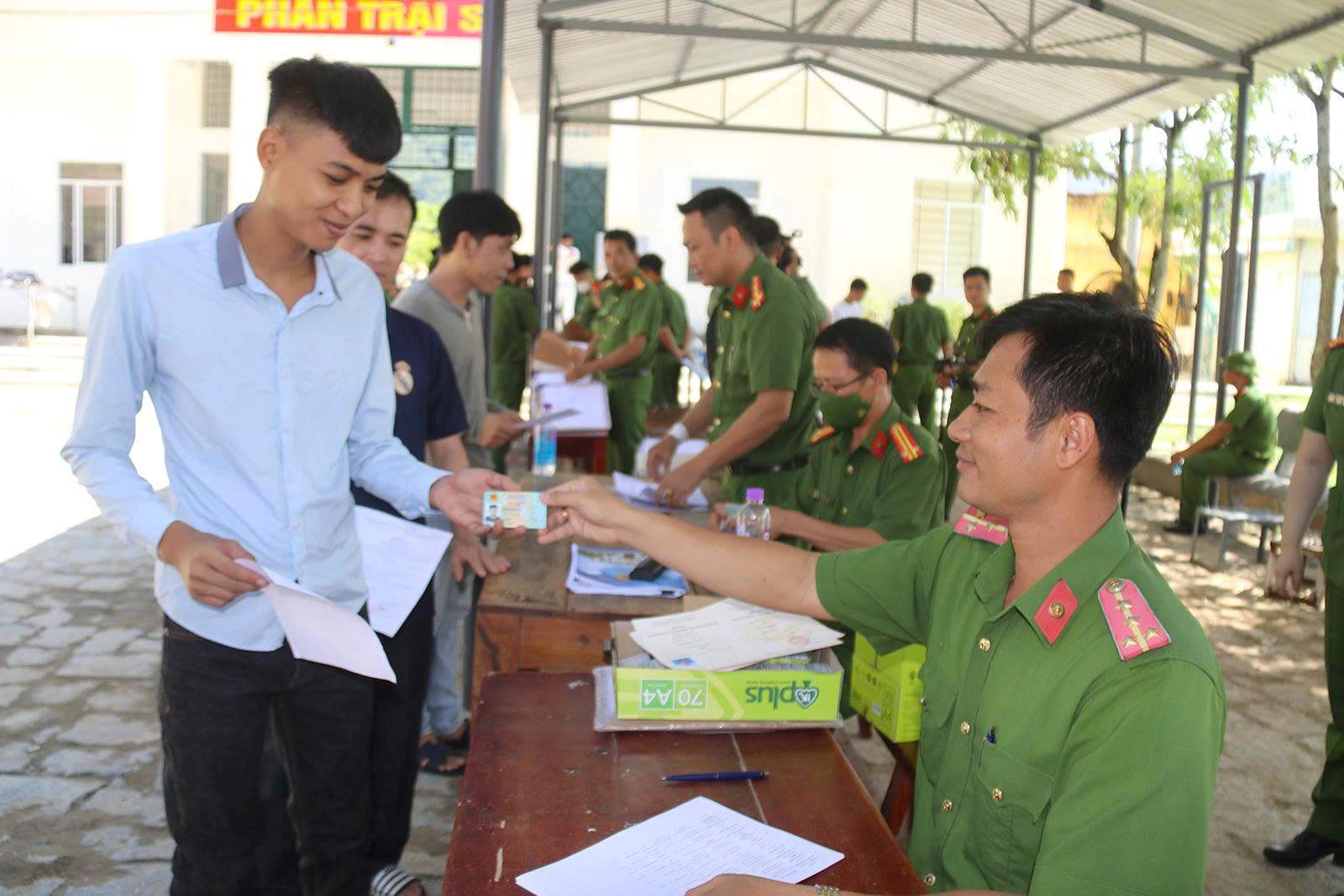 Can bo Trai giam A2 trao can cuoc cong dan cho nhung nguoi duoc dac xa tro ve voi gia dinh, xa hoi. Anh: Phuong Linh