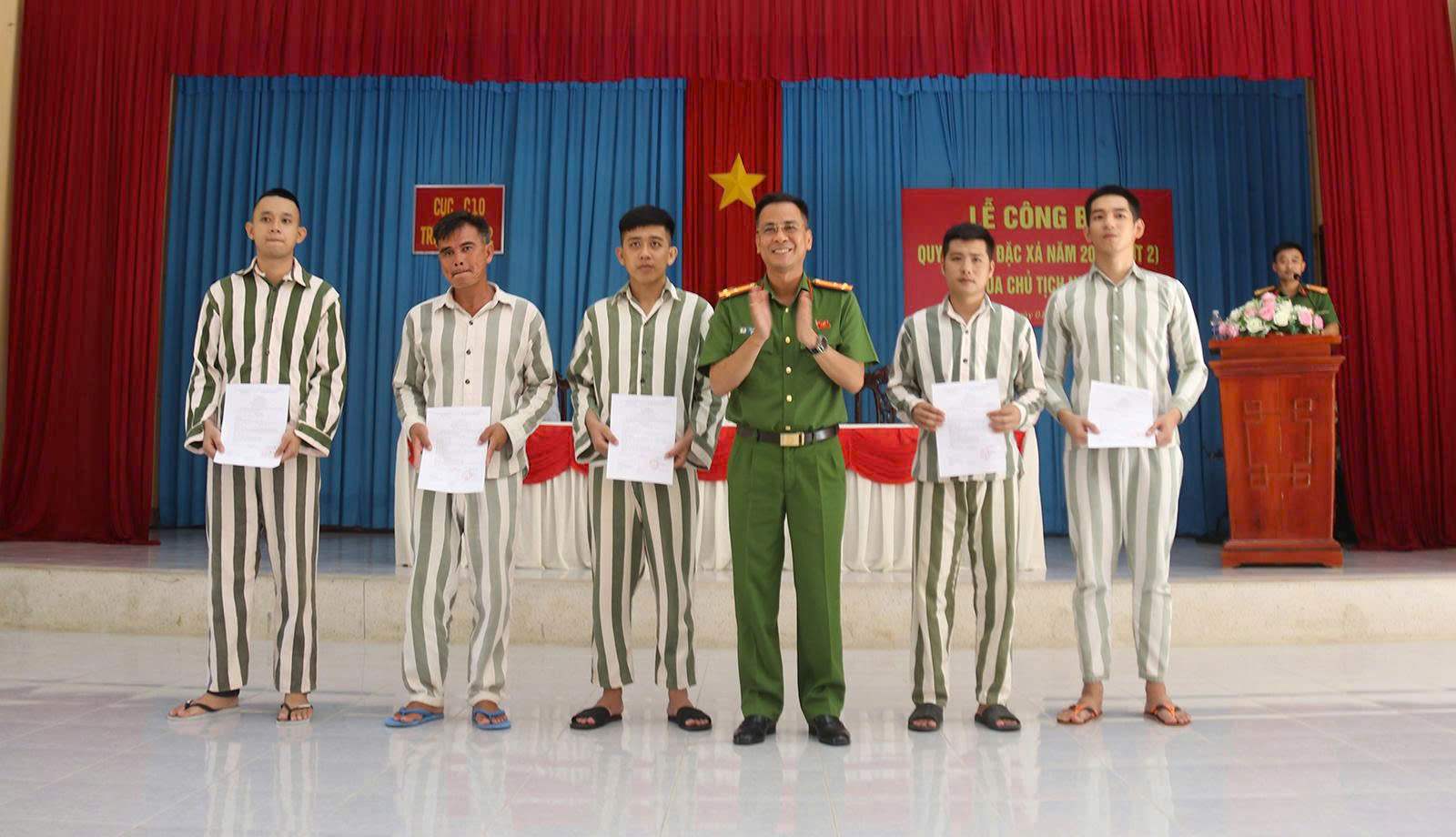 Thuong ta Ha Duy Chinh - Pho Giam thi Trai giam A2 trao quyet dinh dac xa cho cac truong hop nhan dip Quoc khanh 2.9. Anh: Phuong Linh