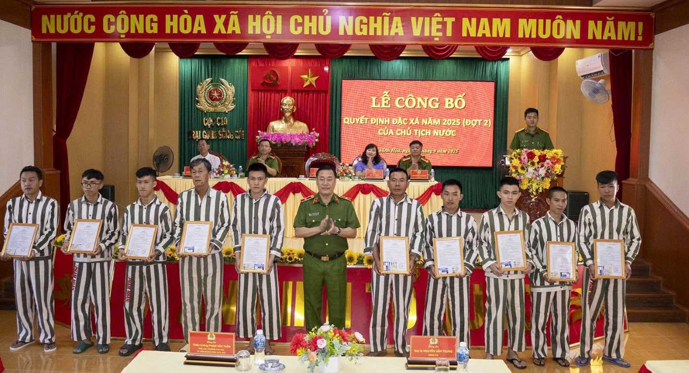 Major General Pham Van Than - Deputy Director of Department C10, Ministry of Public Security presented early released prison amnesty certificates to prisoners. Photo: Phuong Linh