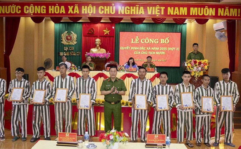 Major General Pham Van Than - Deputy Director of Department C10, Ministry of Public Security presented early released prison amnesty certificates to prisoners. Photo: Phuong Linh