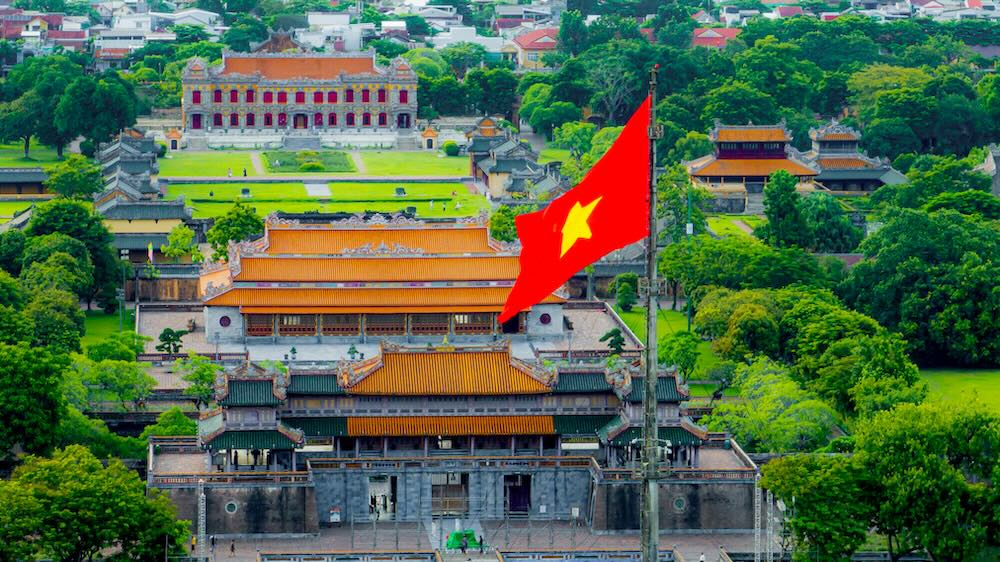 Nhung ngay cuoi thang 8, dau thang 9, TP Hue nhu khoac len minh tam ao moi ruc ro co do sao vang, khau hieu, bieu ngu do tham mung 80 nam Cach mang Thang Tam va Quoc khanh 2.9.