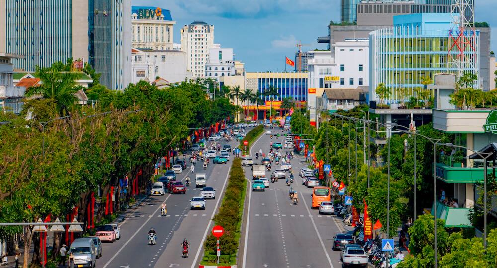Tren cac tuyen duong trung tam nhu Le Loi, Hung Vuong, Ha Noi, Nguyen Hue... co do sao vang tung bay rop troi, trai dai theo tung hang cot dien, lan ra cac ngo nho, khu dan cu.