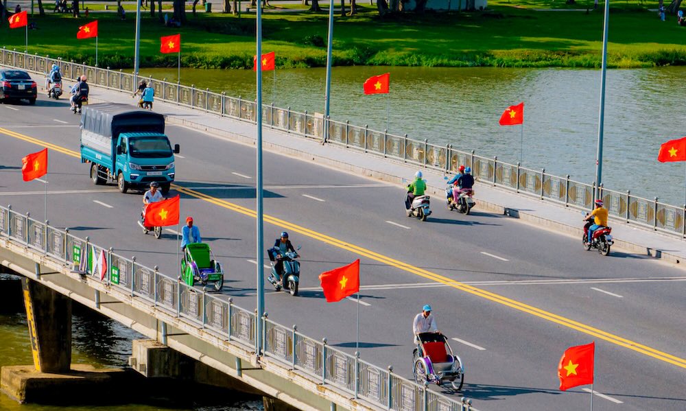 Nhung diem nhan tren song Huong nhu cau Truong Tien, cau Phu Xuan, Da Vien... cung duoc trang hoang bang he thong chieu sang nghe thuat, xen lan sac do cua Quoc ky va cac cum bieu ngu lon.