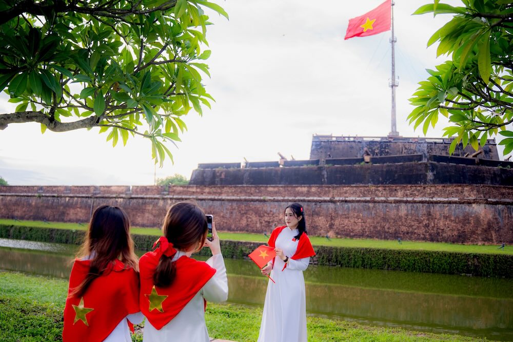Khong khi le hoi lan toa, keo theo nhung hoat dong soi noi cua nguoi dan. Nhieu ban tre dien ao dai, hay nhung bo trang phuc truyen thong, tim den cac dia diem nhu Ky Dai, Ngo Mon… de chup anh cung co To quoc.