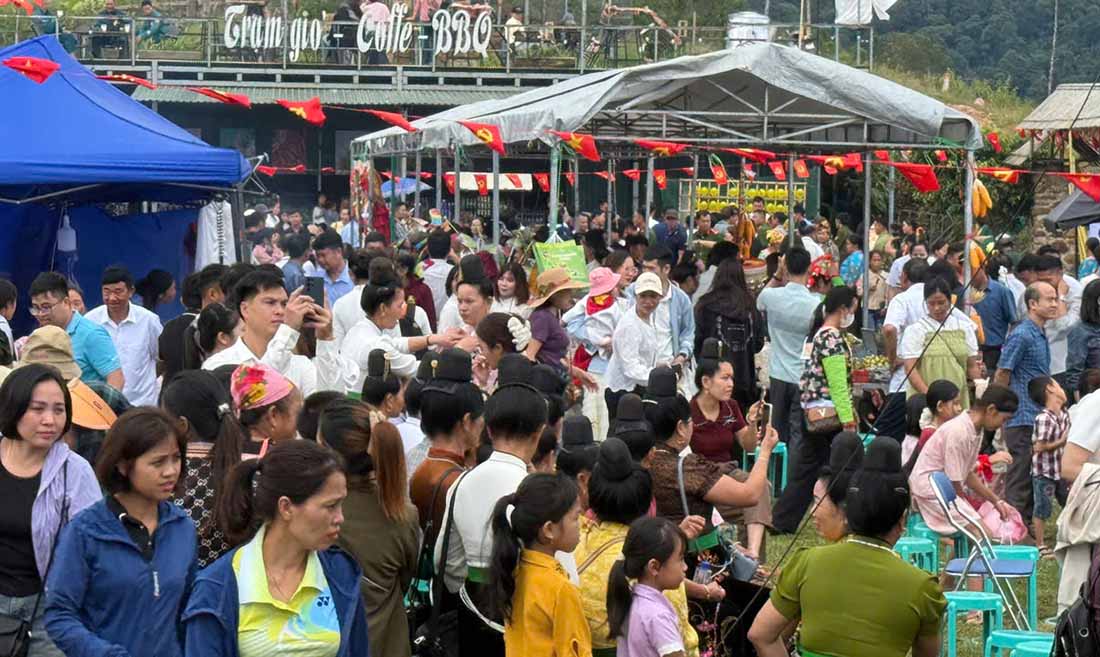 Explore the tourist market on the top of the legendary Pha Din pass. Photo: Van Thanh Chuong