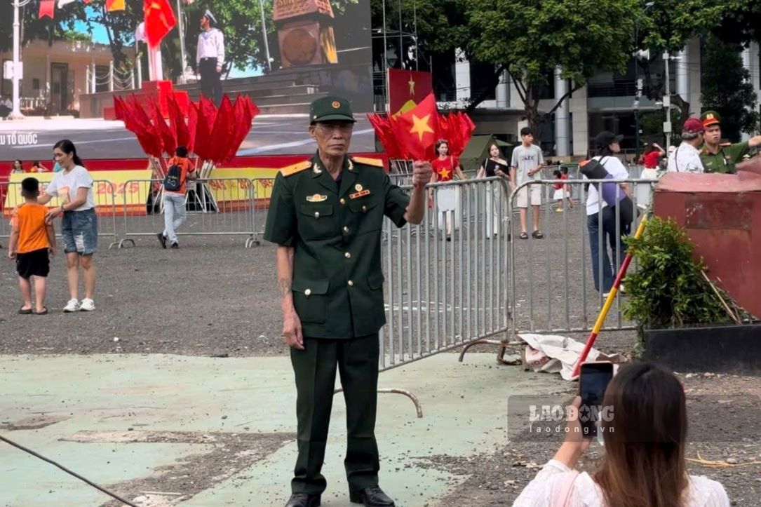 Cuu chien binh Le Van Sy xuc dong vi duoc Ban To chuc bo tri hang ghe uu tien. Anh: Nguyen Dat