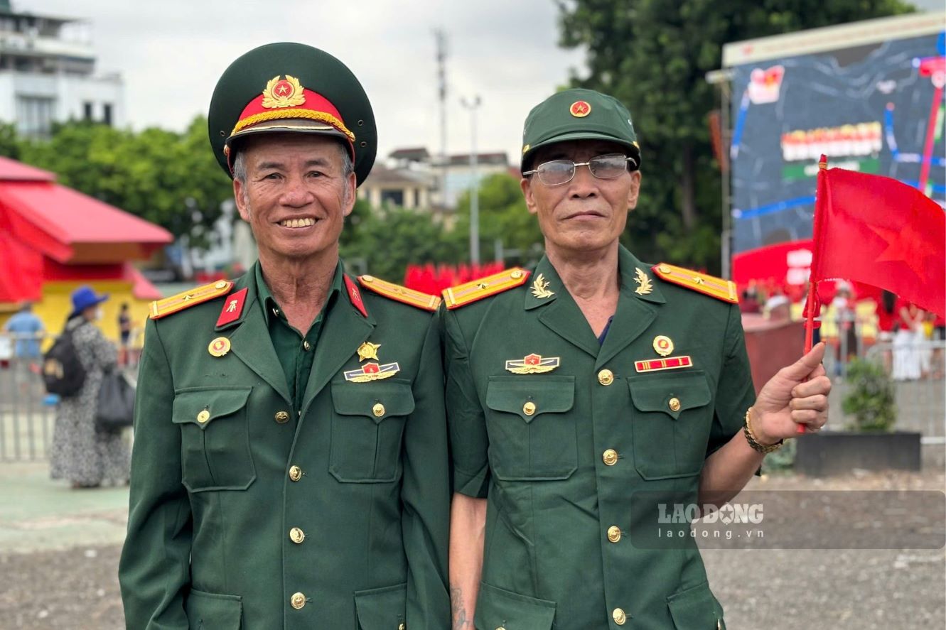 Hai cuu chien binh Nghiem Cong Bac va Le Van Sy tinh co gap nhau khi cung xep hang cho xem dieu binh A80. Anh: Nguyen Dat